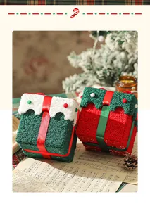 Luxe kerstcadeaudozen van dikke fleece met feestelijke linten op muziekbladen