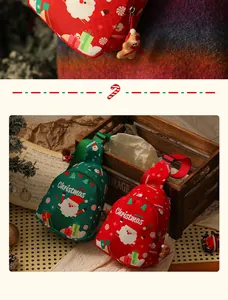 Vista dettagliata dei festosi zaini natalizi rossi e verdi con motivi di Babbo Natale