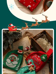 Primer plano de bolsas de regalo de Navidad de punto festivo con motivos de Papá Noel y árboles.