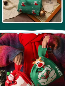 Primer plano detallado de bolsas de regalo de Navidad tejidas con Papá Noel en 3D