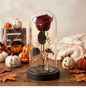 Rosa eterna de Halloween en cúpula de cristal con araña, mano zombie y luces LED