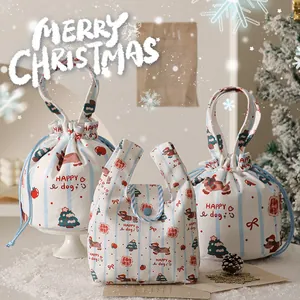 Feestelijke kerstcadeauzakjes van canvas met trekkoord en schattig teckelpatroon