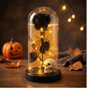 Vista atmosférica de rosa negra en cúpula de cristal con calavera y LED para Halloween
