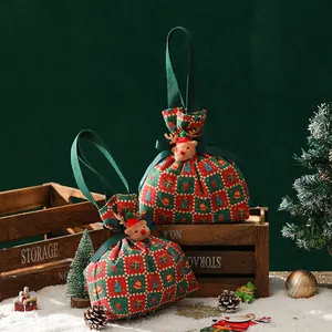Sac cadeau de Noël festif en toile avec peluche de renne et poignée de transport verte