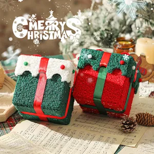 Luxe verdikte fluwelen kerstcadeaudozen voor snoep en appels in feestelijke scène