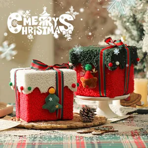 Feestelijke kerstcadeaudozen van sherpa met rode fluwelen bodem en linten in een knusse setting