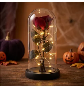 Vista detallada de rosa de Halloween con esqueleto y luces LED en cúpula cristal