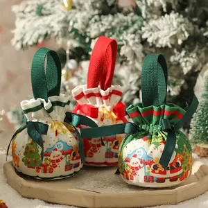 Set mit festlichen Weihnachts-Geschenkbeuteln mit Weihnachtsmann- und Schneemann-Motiven.