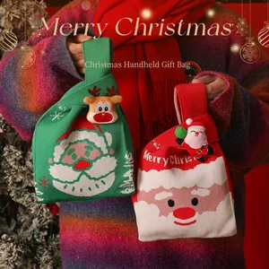 Bolsas de regalo de Navidad tejidas con motivos de Papá Noel y renos para las fiestas