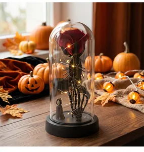 Primer plano de rosa eterna de Halloween en cúpula de vidrio con mano de esqueleto y LED