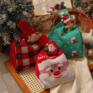 Juego de tres festivas bolsas de regalo de Navidad tejidas con figuras de peluche 3D