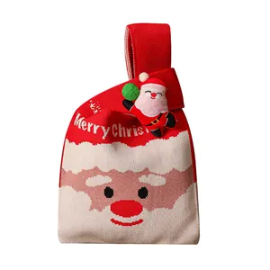 Bolsa de regalo de Navidad de punto festivo con un lindo muñeco de Papá Noel en 3D