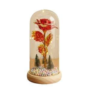Rosa artificial de lámina de oro rojo en cúpula de vidrio con luces LED y base de madera