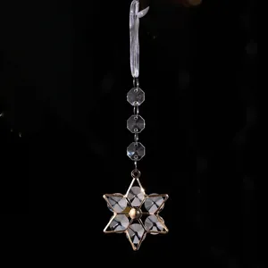 Funkelnde Kristall-Schneeflocke Ornament Detailaufnahme vor schwarzem Hintergrund.