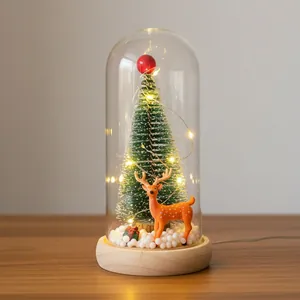 Mini árbol de Navidad luminoso en cúpula de vidrio con reno sobre base de madera