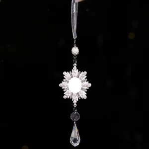 Detailansicht eines eleganten weißen Schneeflocken-Weihnachtsschmucks mit Perlen und Kristall
