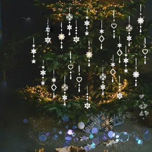 Elegante transparente Kristallschneeflocken-Ornamente an einem festlichen Weihnachtsbaum
