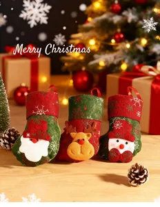 Detailansicht von drei kleinen Weihnachtssocken mit Nikolaus-, Rentier- und Schneemannmotiven.