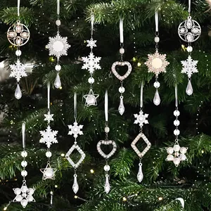Verschiedene Kristall-Weihnachtsschmuckanhänger mit Schneeflocken und Herzen.