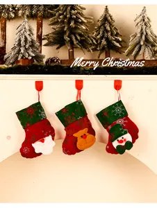 Set mit drei festlichen Mini-Weihnachtssocken mit Weihnachtsmann, Rentier und Schneemann.