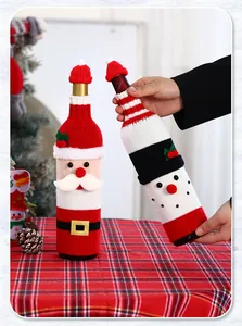 Détail de housses de bouteille de vin tricotées Père Noël et bonhomme de neige chic