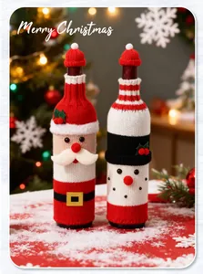 Housses de bouteille de vin tricotées à la main pour la décoration de table de Noël.