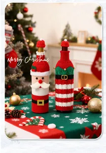 Housses de bouteille de vin de Noël tricotées sur une table de fête décorée
