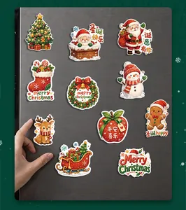 Set mit festlichen Weihnachts-Kühlschrankmagneten auf Metalloberfläche