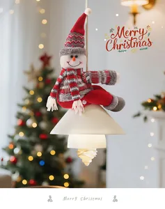 Detailweergave van een schattige pluche sneeuwpop aan een feestelijke hanglamp