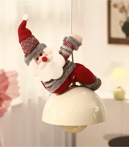 Detailopname van een schattige pluche Kerstman die een hanglamp in huis decoreert