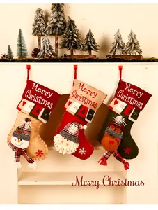 Set van drie feestelijke kerstsokken met kerstman, sneeuwpop en rendier ontwerpen.