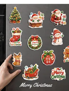 Detailansicht verschiedener festlicher Weihnachts-Kühlschrankmagnete auf Metalloberfläche