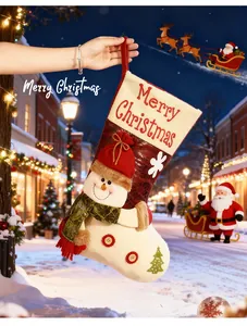 Feestelijke pluche kerstsok met een schattig sneeuwpop-ontwerp en vakantieborduurwerk