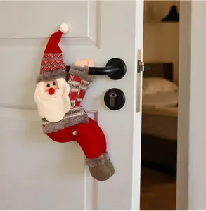 Kerstman pluche pop hangend aan een modern deurbeslag als feestelijke decoratie