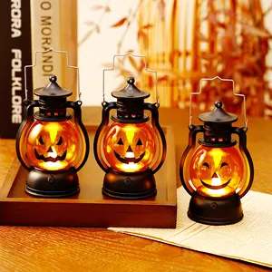 Φωτεινά φανάρια κολοκύθας Halloween με vintage πλαίσιο για διακόσμηση τραπεζιού.