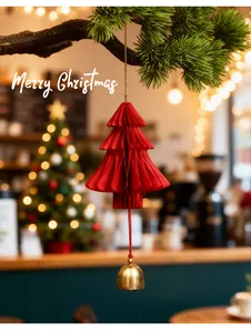 Prachtig rood honingraatpapier kerstboomornament met een sfeervol gouden belletje