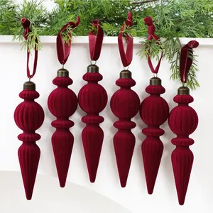 Detailansicht von sechs eleganten weinroten beflockten Eiszapfen-Weihnachtsanhängern