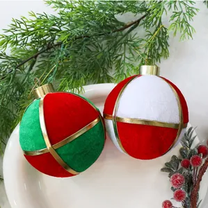 Primer plano de bolas de Navidad de terciopelo flocado en rojo y verde festivo