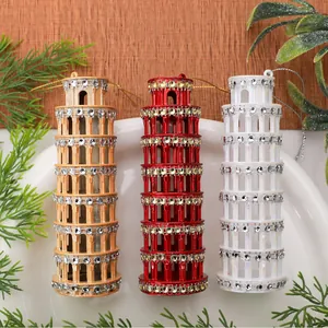 Detalle de adornos navideños Torre de Pisa en oro, rojo y blanco con pedrería
