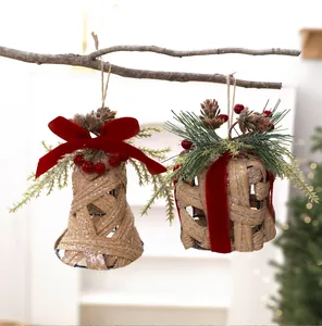 Vue détaillée de cloches et cadeaux de Noël en bambou tressé avec des nœuds rouges.