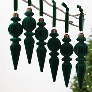 Nahaufnahme von sechs dunkelgrünen beflockten Eiszapfen-Weihnachtskugeln an einem Ast