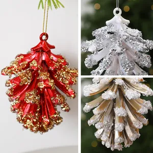 Detailopname van gegalvaniseerde dennenappel kerstversieringen met glinsterende pailletten.