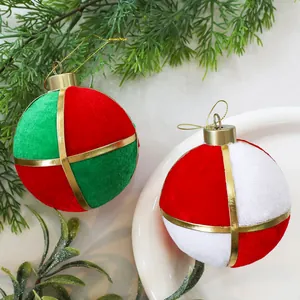 Primer plano de bolas de Navidad de terciopelo rojo, verde y blanco con cintas oro