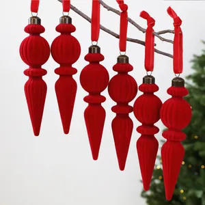 Set mit 6 eleganten weinroten beflockten Eiszapfen-Weihnachtsanhängern an einem Zweig