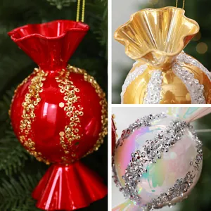 Detailansicht bunter weihnachtlicher Süßigkeiten-Anhänger mit glitzernden Pailletten