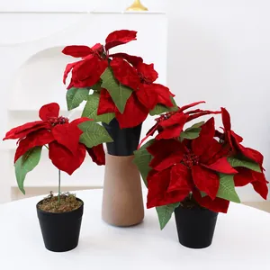 Trois poinsettias rouges artificiels en pot pour une décoration de Noël élégante.