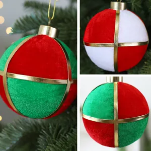 Detalle de bolas de Navidad de terciopelo rojo, verde y blanco con un elegante borde dorado