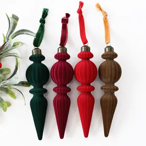 Set aus vier samtbeflockten Weihnachts-Eiszapfen-Anhängern in festlichen Farben für den Baum.
