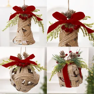 Vue détaillée de décorations de Noël en bambou tressé avec nœuds en velours rouge.