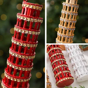 Detalle de los adornos navideños con forma de Torre de Pisa y pedrería de colores